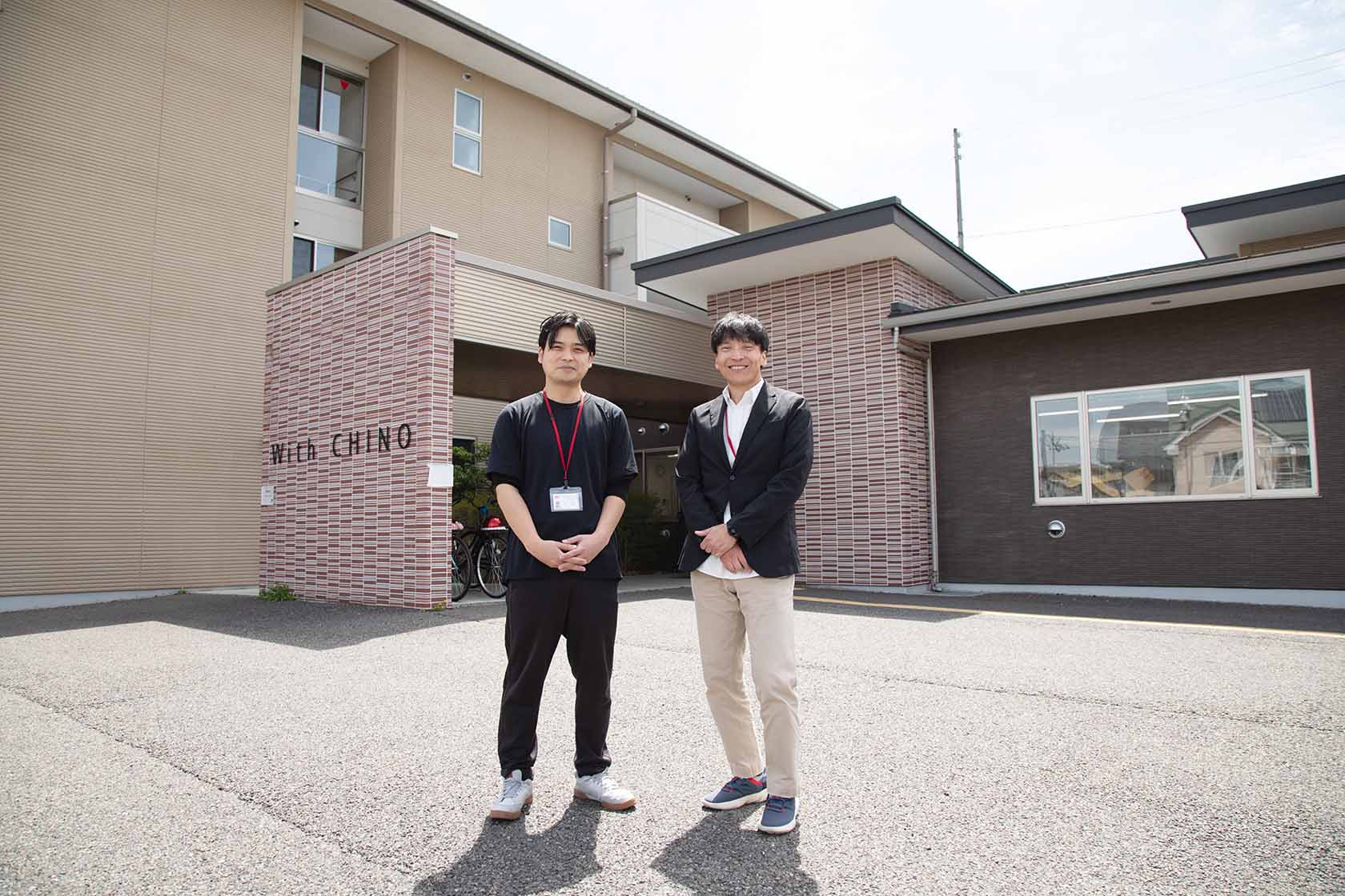 ウィズ茅野の入口に立つ上原様(左)と和田様(右)